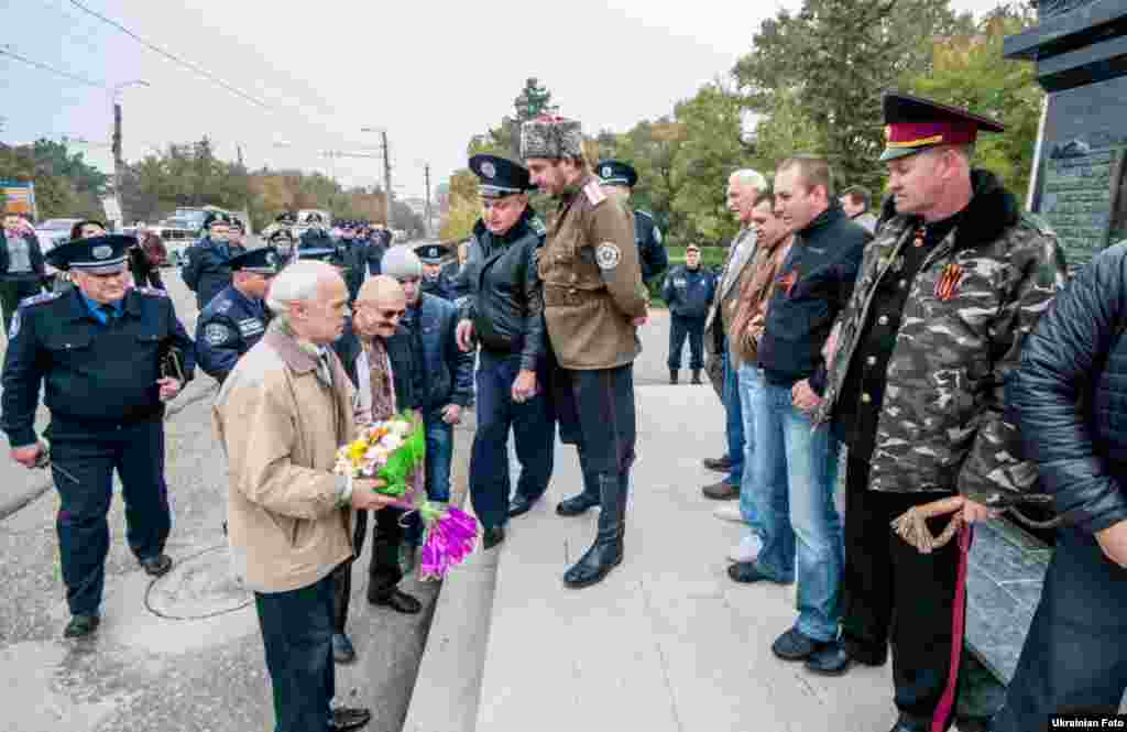 Активисты из «казачьего братства» «Единство» митинговали против УПА возле памятника украинскому поэту Тарасу Шевченко и не пустили их к возложению цветов, 14 октября 2013 года