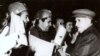 Nicolae Ceauşescu în mijlocul minerilor din Valea Jiului. (15 sept.1972) Sursa: Fototeca online a comunismului românesc; cota: 9/1972