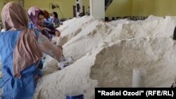 Сотрудницы предприятия по производству соли в районе Хамадони Хатлонской области 