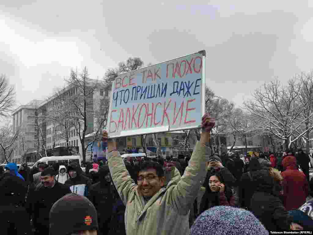 21-ноябрда «Азаттык» радиосу, «Уюшкан кылмыштуулукту жана коррупцияны иликтөө долбоору» (OCCRP) жана анын Кыргызстандагы өнөктөшү «Kloop» маалымат агенттиги чогуу жүргүзгөн «Бажыдагы миллиондор: карактоо жана калкалоо» деген иликтөө жарыяланган.