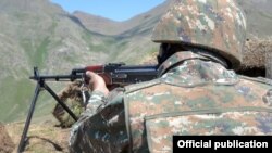 Հայաստանի ԶՈՒ զինծառայողը մարտական հերթապահության ժամանակ, արխիվ