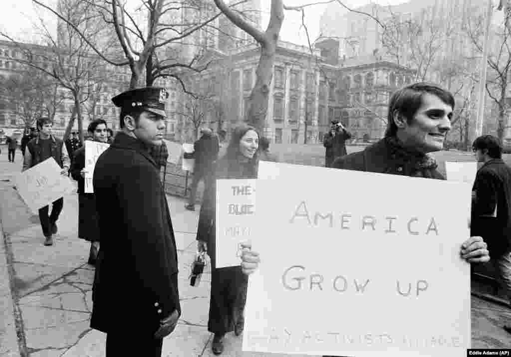 Manifestanții, în fața Primăriei din New York, la 10 iunie 1970, au solicitat încetarea discriminării împotriva membrilor comunității LGBT. Membrii Alianței activiștilor gay au sponsorizat demonstrația, au avut pancarte pe care scria „Gay este bine” și „America, maturizează-te”.