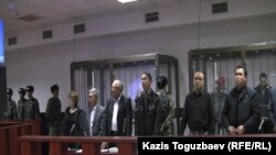 Подсудимые «по делу Кулекбаева» и их адвокаты в момент оглашения процессуального решения судьи Ерлана Болатова. Алматы, 17 октября 2016 года.