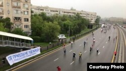 Надпись: «От правды не убежишь» — на баннере вдоль трассы марафона. Алматы, 21 апреля 2019 года.