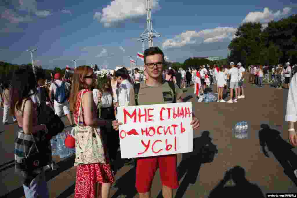 Čovjek drži znak na kojem piše &quot;stid me je da nosim brkove&quot;, referirajući se na činjenicu da Lukašenka nosi brkove.&nbsp;