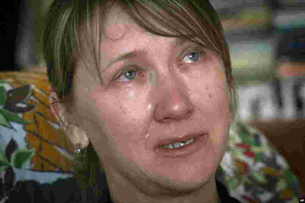 Iulia Movchan plânge în timp ce vorbește despre soțul ei. Comunitatea Facebook pentru proiectul de artă are peste 1.000 de participanți și „continuă să crească”, spune Sokalska. „Femeile sunt într-un gol complet. Este ca o gaură neagră și nimeni nu înțelege cu adevărat ce simte o femeie care și-a pierdut soțul”, spune ea. 