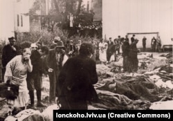 Impunerea cu forța a comunismului a făcut ca în momente critice, liderii sovietici să elimine fizic orice presupusă opoziție de teamă să nu fie înlăturați de la putere. În iunie 1941, zeci de deținuți politici au fost împușcați la Liov de teamă că s-ar putea alătura nemților.
