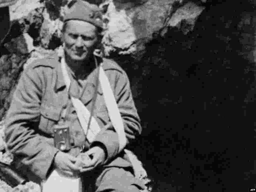 Josip Broz Tito nakon ranjavanja na Sutjesci 1943. godine