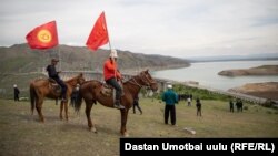 Участники акции около Кемпирабадского водохранилища. 19 апреля 2021 года.