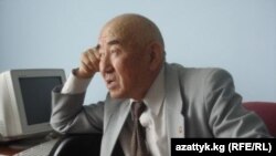 Салижан Жигитов (1936-2006) "Азаттыктын" бюросунун кеңсесинде. 