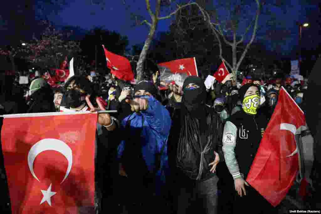 Građanski otpor u Turskoj značajno je umanjen od protesta koji su 2013. godine održani širom zemlje zbog Gezi parka, a koji su doveli do nasilnog gašenja. Ipak, na hiljade ljudi je izašlo na ulice Istanbula.