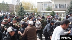 Protesters rally in Talas on April 6