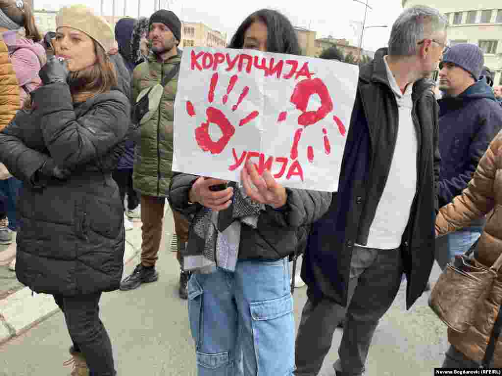 Demonstranti su pozivali na ostavku gradonačelnika Novog Sada, uz transparente sa simbolom "krvavih ruku" koji su postali moto protesta nakon nesreće na Železničkoj stanici, 3. decembar 2024.