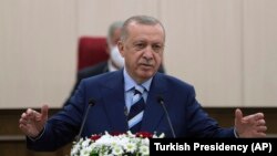 Turski predsjednik Redžep Tajip Erdoan prilikom obraćanja parlamentarcima sjevernog Kipra u Nikoziji, 19. juli 2021. 