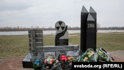 Мэмарыял памяці ахвяраў Чарнобыля ў Нароўлі. Архіўнае фота