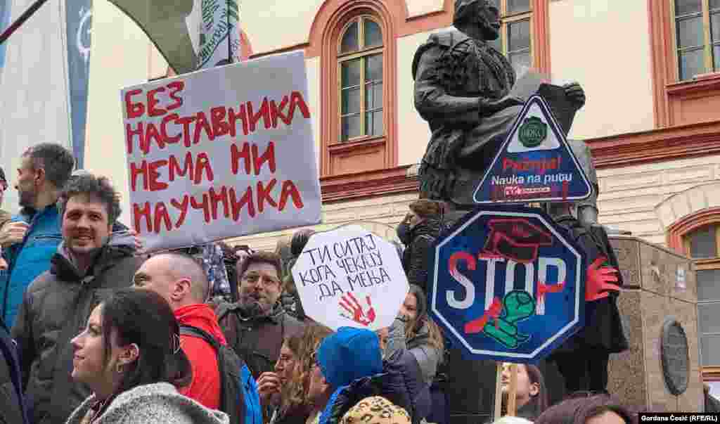 "Studentski zahtevi su i zahtevi profesora" - poruka je protesta dela zaposlenih u visokom obrazovanju i nauci, održanom na platou Filozofskog fakulteta u Beogradu 3. februara.