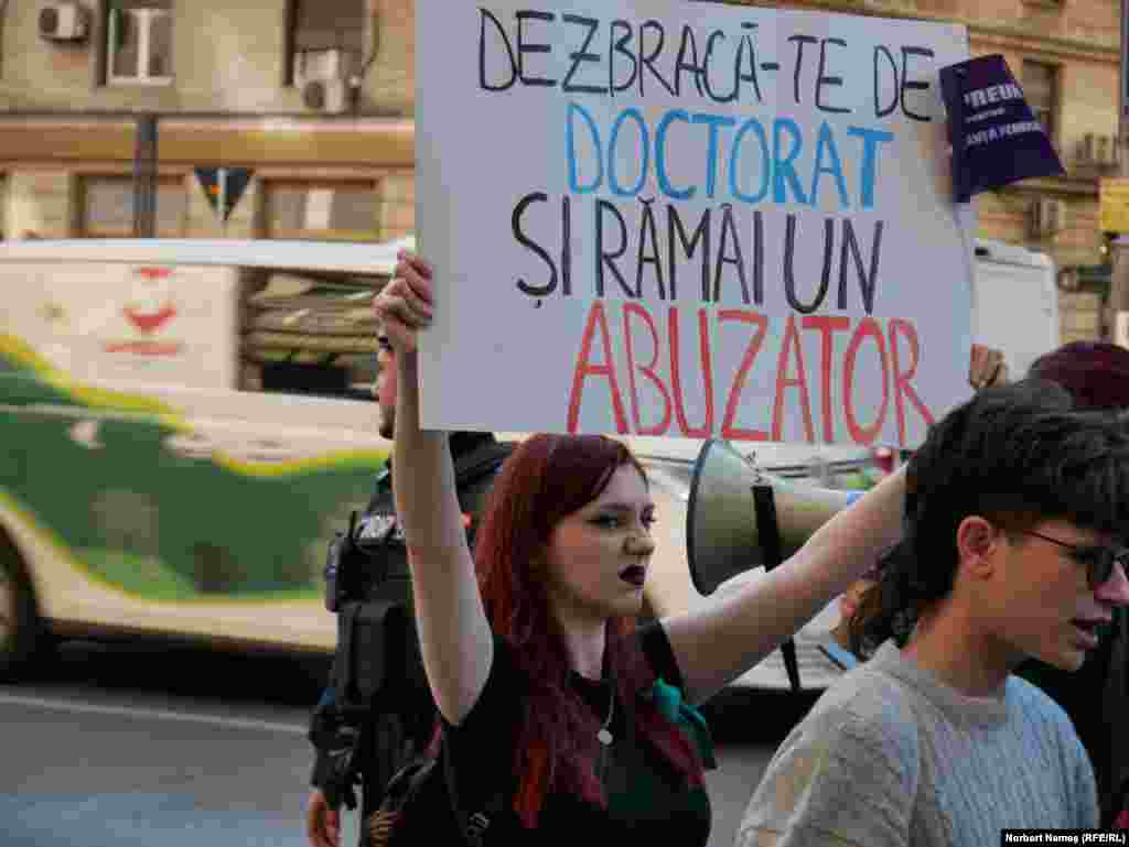 Pancartă prin care se cer universități sigure. Activistele spun că universitățile ar trebui să le explice studenților care sunt diferitele tipuri de abuz care pot avea loc și să implementeze mecanisme clare de sancțiune a acestora.