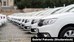 ASF a modificat regulile RCA, iar cea mai importantă schimbare este că, în caz de accident, constatarea amiabilă se va face electronic. Imagine de arhivă cu un lot de mașini Dacia într-o parcare.