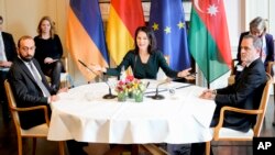 სომხეთის და აზერბაიჯანის საგარეო საქმეთა მინისტრები, არარატ მირზოიანი და ჯეიჰუნ ბაირამოვი, გერმანიის საგარეო საქმეთა მინისტრ ანალენა ბერბოკთან შეხვედრაზე. 2024 წლის 28 თებერვალი.