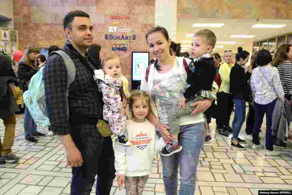 Павел и Александра пришли с маленькими детьми. Они приехали на короткое время из Москвы. И попали на «Ночь в музее». Случайно совпало, поясняют они. У себя в Москве, говорят, бывают на «Ночи в музеи» и интересно пройтись по местному музею и сравнить. Алматы, 18 мая 2019 года.
