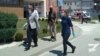 Premijerka Srbije Ana Brnabić, sa pratiocima, tokom posete Novom Pazaru gde se suočila sa gnevom nezadovoljnih načinom na koji se nadležni bore protiv korona virusa. 30. jun 2020.