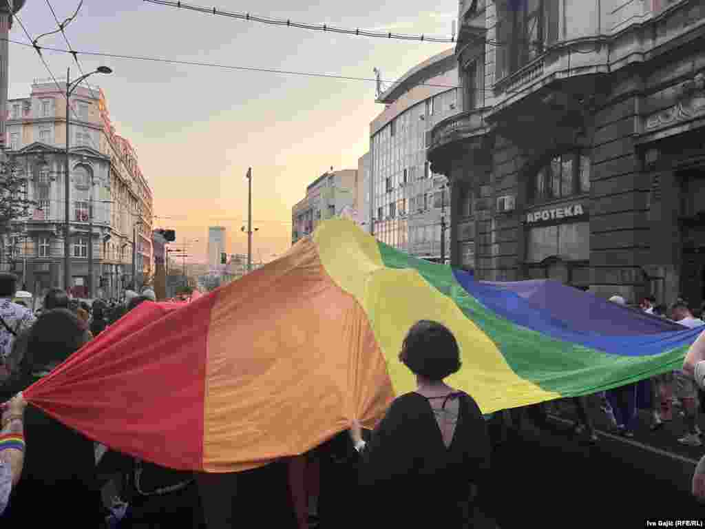 "Ponos su ljudi" - slogan je pod kojim su učesnici Parade ponosa 7. septembra šetali centralnim ulicama Beograda.