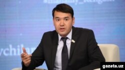 Сурхондарё вилояти ҳокимлиги вакиллари фикрича, депутат Р. Кушербаев (суратда) вилоят ҳокими Т. Боболовга асоссиз айблов қўйган