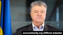 Порошенко у цей час відкривав виставку художніх робіт зі своєї власної колекції у Музеї Івана Гончара в Києві