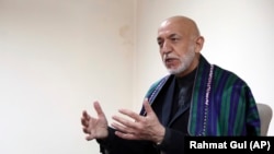 حامد کرزی وايي، د ښځو او سړیو اوږه په اوږه کار د هېواد د پرمختګ لامل کېدای شي - پخوانی انځور. 