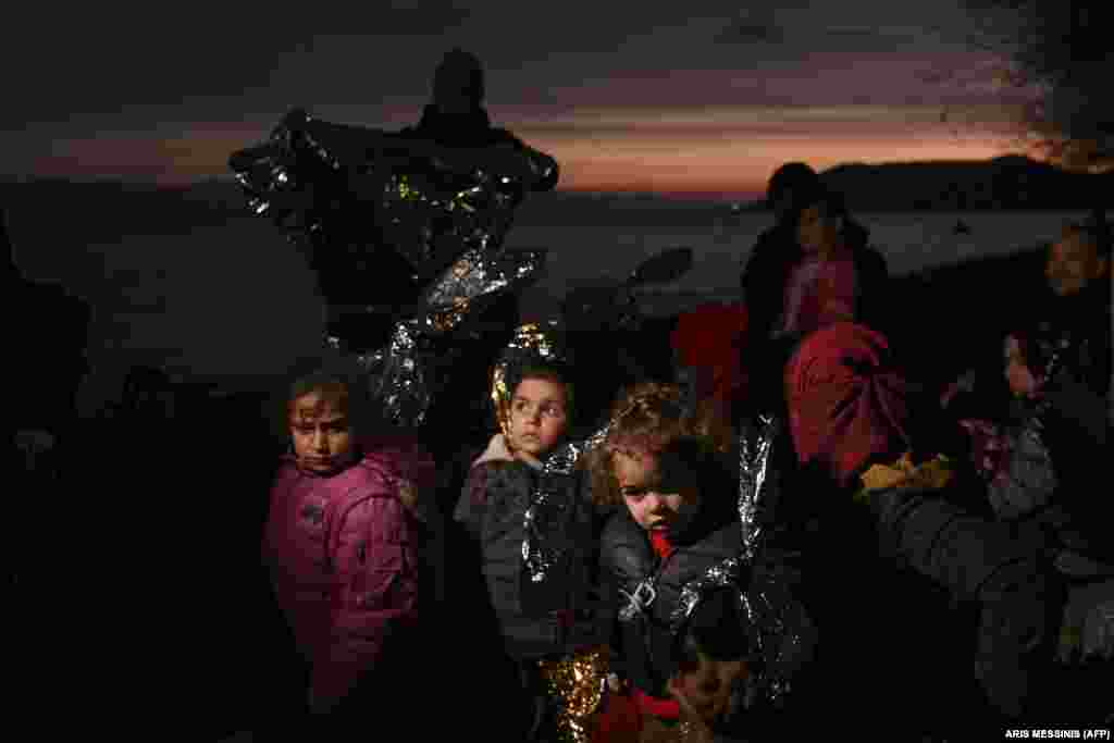 Djeca migranata čekaju u blizini Skale Sykamineas na grčkom ostrvu Lesbos nakon što su 1. marta prešli Egejsko more između Turske i Grčke.