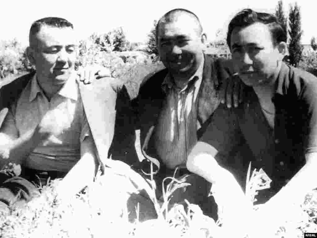 Каришал Асанов (справа) в колхозе Жетысу Талдыкорганской области. - В колхоз Жетысу Каришал Асанов был направлен учителем средней школы после окончания института, в 1957 году. Уже через месяц на бюро райкома партии его утвердили завучем и сразу же приняли кандидатом в партию. Тогда людей с высшим образованием в стране было мало. Но комсомольско-партийным функционером он так и не стал.