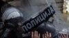 Detalj sa protesta ispred Tužilaštva u Novom Sadu, 21. novembar 2024. Opozicija, aktivisti i građani na protestima traže da se utvrdi politička i krivična odgovornost za nesreću na Železničkoj stanici, gde je poginulo 15, a teško povređeno dvoje ljudi.