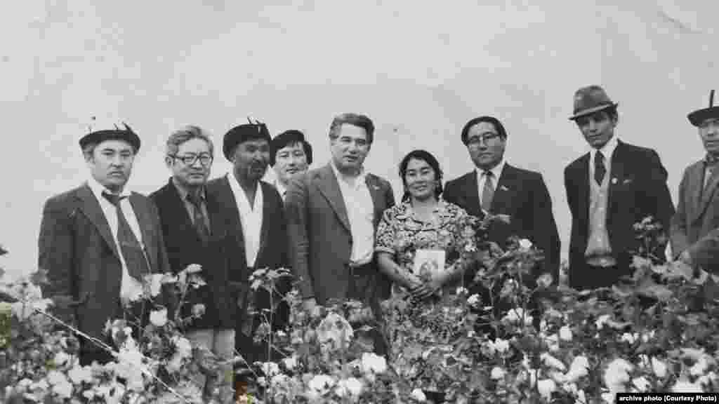 Чингиз Айтматов на хлопковом поле. Фото 1970-х годов. Снимок прислал Суйунбай Капаров. 