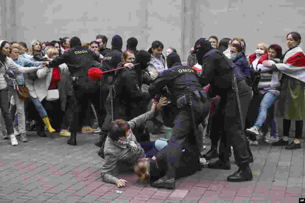 Police officers detained several women.&nbsp;