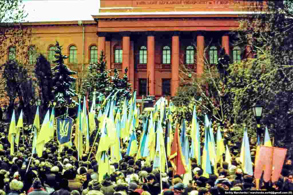 Використання на перепохованні великої кількості українських синьо-жовтих стягів стало важливим поступом у відновленні українського прапора на українських теренах, забороненого за радянського режиму. До того дня силовики у столиці України намагалися перешкоджати публічному використанню національної символіки
