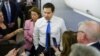 Secretarul de stat al SUA, Marco Rubio, vorbește cu reporterii în avionul său, în timp ce zbura din Suriname la Miami, la 27 martie.