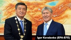 Президент Сооронбай Жээнбеков и экс-президент Алмазбек Атамбаев.