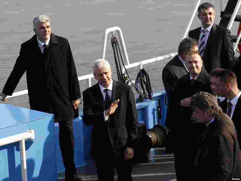 Trajektom "Golubica" iz Bača, predsjednik Srbije Boris Tadić stigao je u Vukovar, 04.11.2010. Foto: Reuters / Ivan Milutinović