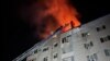 Pompierii lucrează să stingă un incendiu la un bloc de locuințe lovit de atacurile rusești cu drone iraniene - Nikolaev, Ucraina, în zorii zilei de 22 ianuarie.