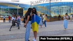 Украинанын желегин көтөрүп турган казак жаштары. Алматы, 2022-жыл.
