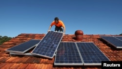 Nevladine udruge upozoravaju i na to da sustav ometa snažniju zastupljenost građana u tim projektima obnovljivih izvora energije