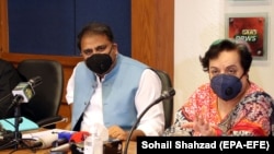 له ښي لوري: شیرین مزارۍ او فواد چودري د خبري غونډې پر مهال - پخوانی انځور.