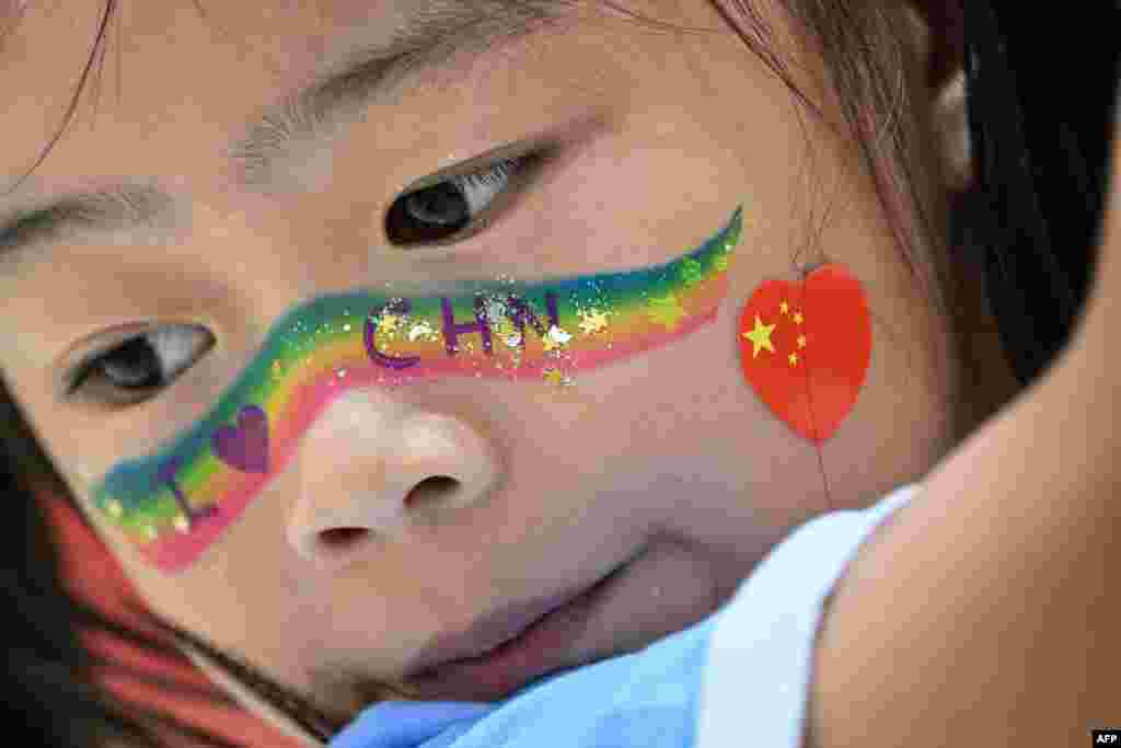 În zilele din preajma aniversării, mass-media, controlată în întregime de stat, a difuzat neîncetat relatări privind progresul economic și stabilitatea socială a Chinei, fără a menționa provocările: de la o rată a natalității în scădere la perturbarea lanțurilor de aprovizionare, care a afectat economia bazată în mare parte pe exporturi.