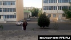 В Туркменистане в 1990-е годы жило более ста тысяч казахов. В 2008 году в МИД Казахстана приводили данные, согласно которым в Туркменистане живет около 20 тысяч казахов.