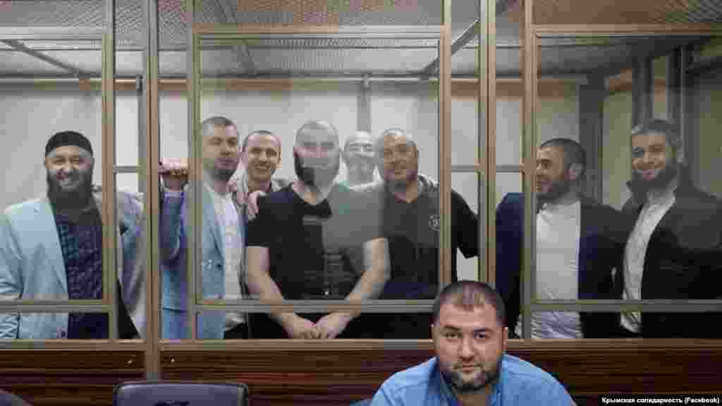 Фигуранты «Бахчисарайского дела «Хизб ут-Тахрир» и крымский адвокат Эдем Семедляев в зале Южного окружного военного суда РФ, г.Ростов-на Дону, 19 ноября 2019 года, фото Тараса Ибрагимова.