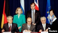 Predsjednik Srbije Slobodan Milošević, predsjednik Bosne i Hercegovine Alija Izetbegović i predsjednik Hrvatske Franjo Tuđman u Dejtonu potpisuju mirovni sporazum, 21. novembar 1995.