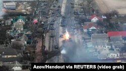 Украинанын аймагында талкаланып жаткан Орусиянын танктары. Reuters агенттигинин видеосунан алынган скриншот.