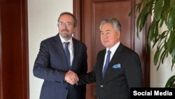 Жон Басс жана Жээнбек Кулубаев. 