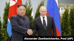 Керівники Північної Кореї і Росії, Кім Чен Ір та Володимир Путін (праворуч) під час зустрічі у Владивостоці, 25 квітня 2019 року 