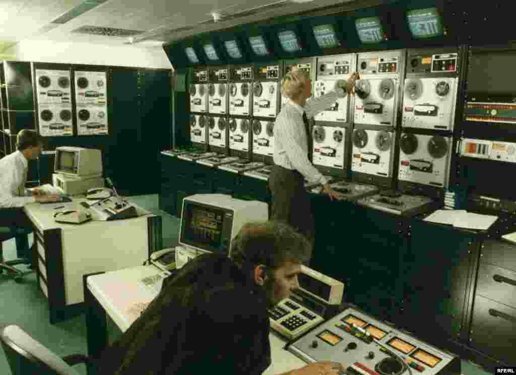 RFE/RL's master control room in Munich in the 1980s. 